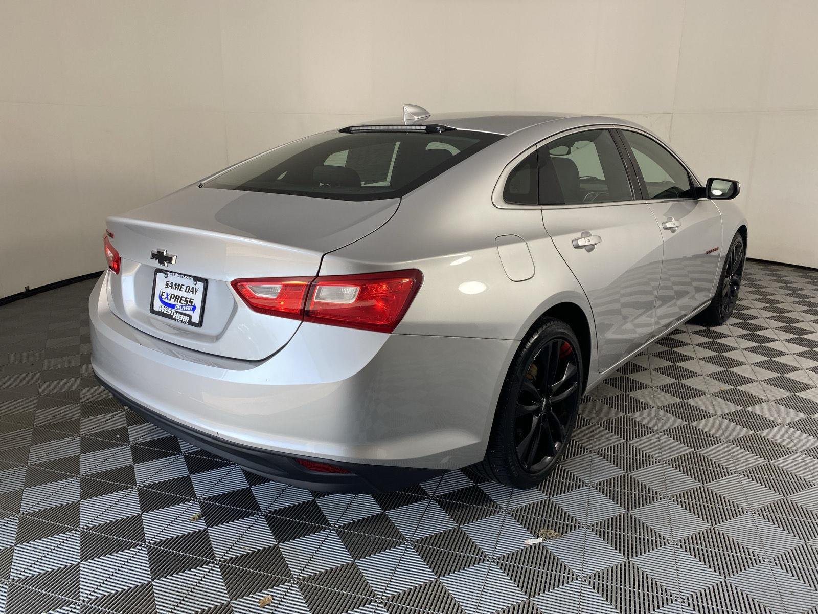 Used 2018 Silver Ice Metallic Chevrolet LT image 8