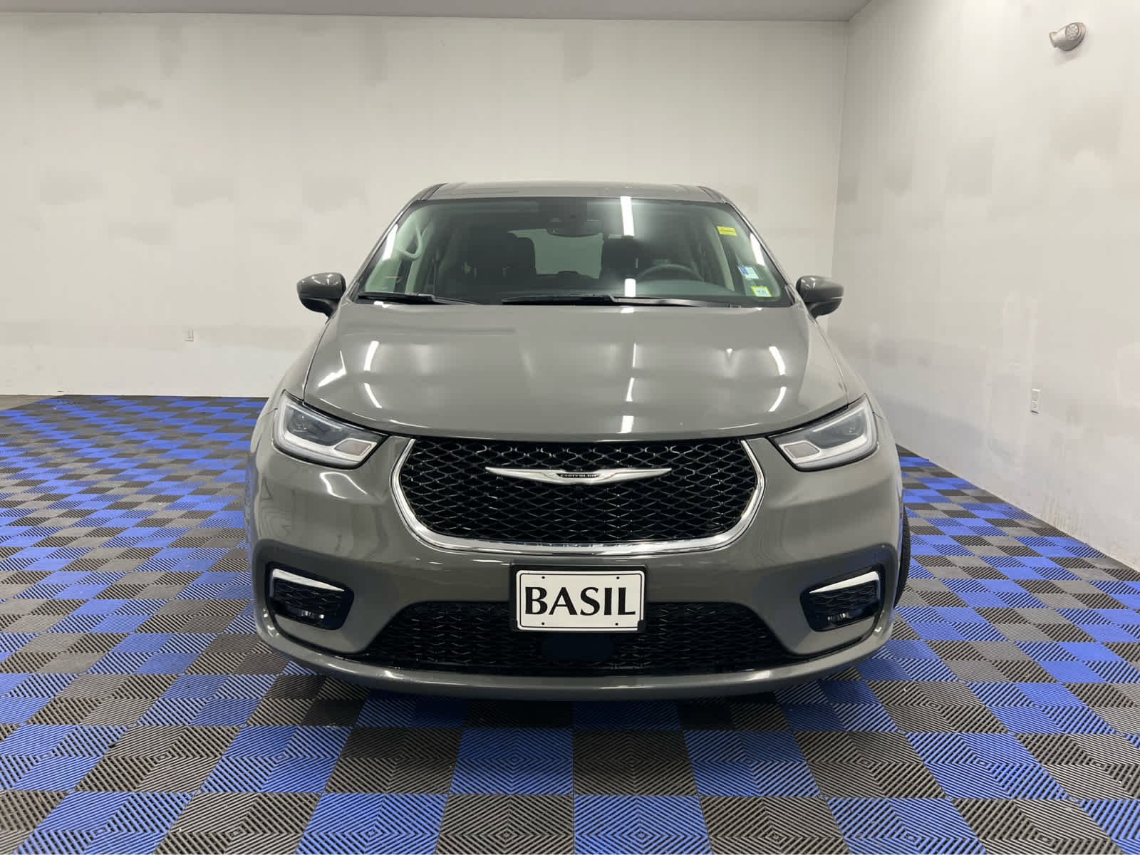 Used 2023 Ceramic Gray Clearcoat Chrysler Hybrid Touring L image 3