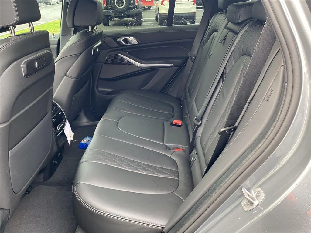 Used 2026 Skyscraper Grey Metallic BMW M60i image 15