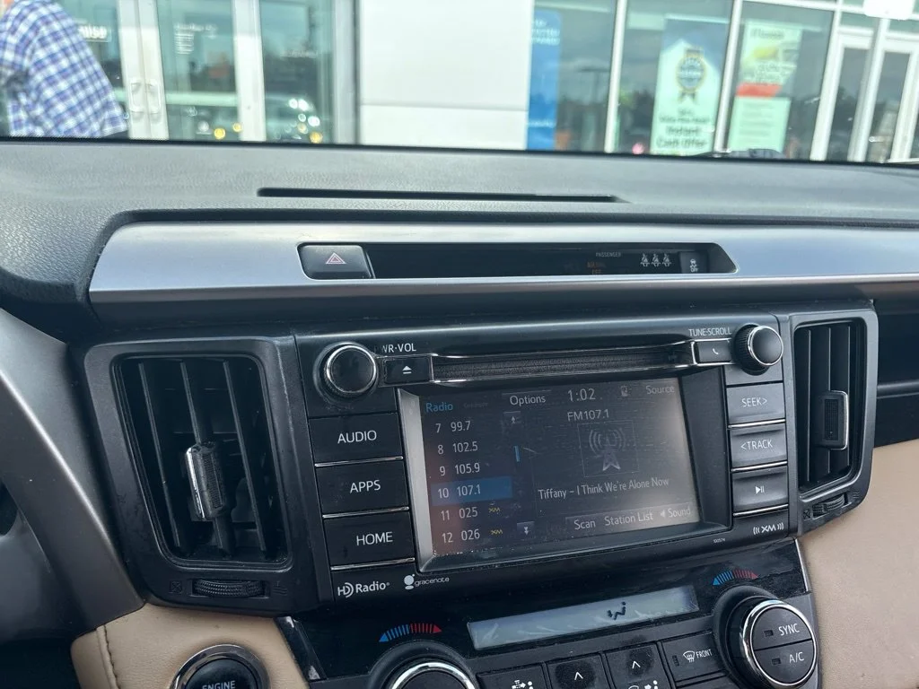 Used 2018 White Toyota XLE image 19