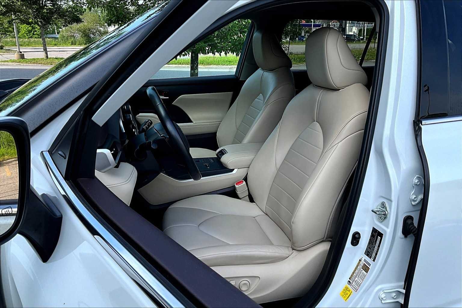 Pre-Owned 2022 Toyota Highlander Hybrid XLE