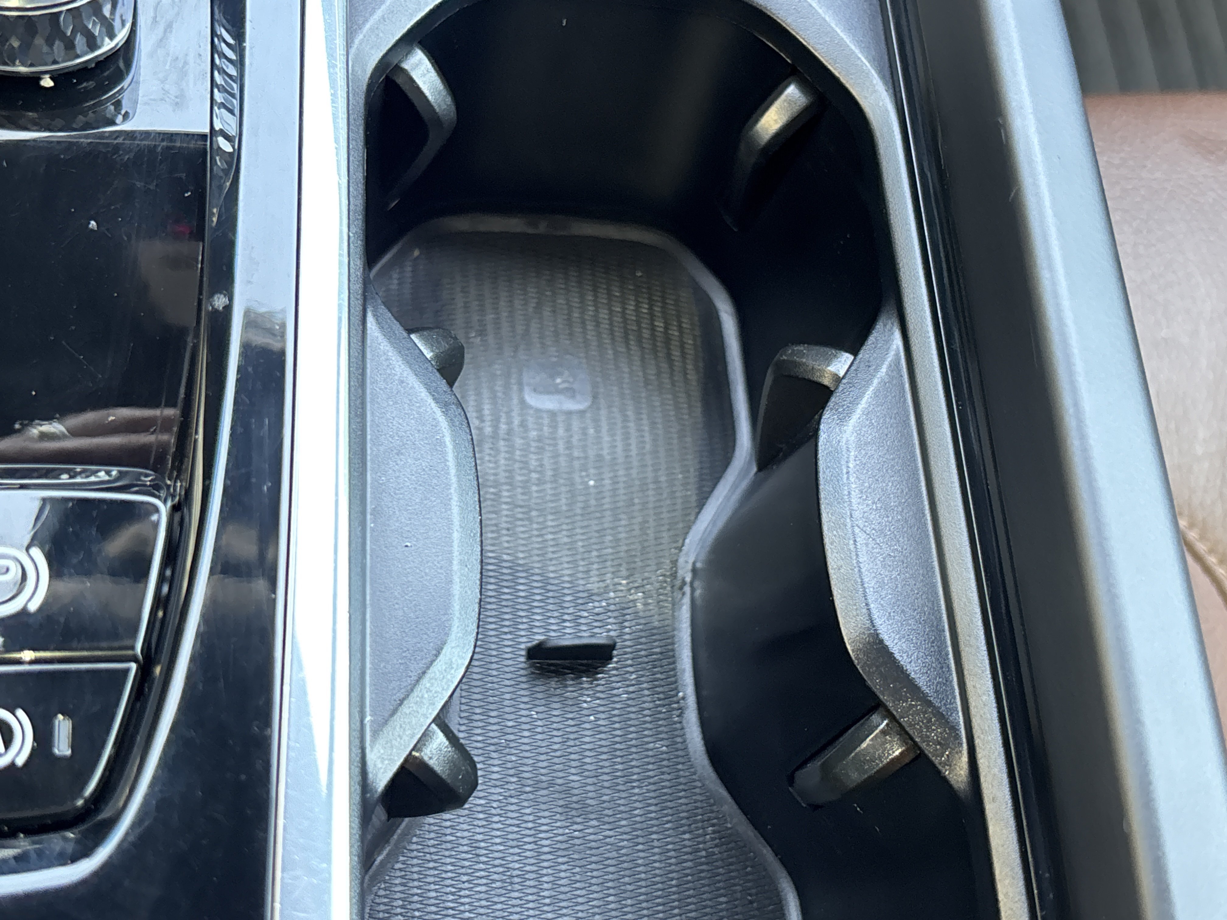 Used 2022 Onyx Black Metallic Volvo Momentum image 35