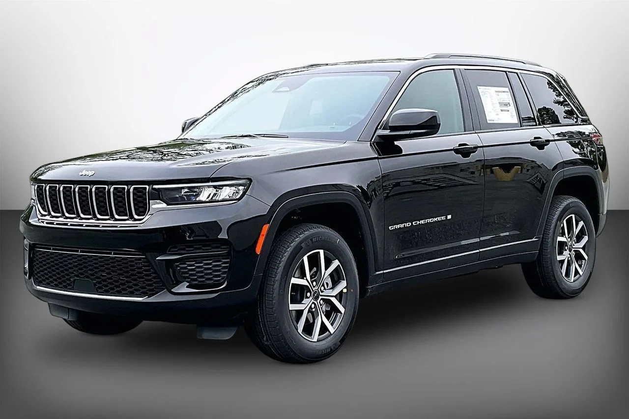 New 2027 High Gloss Black Jeep Laredo image 4