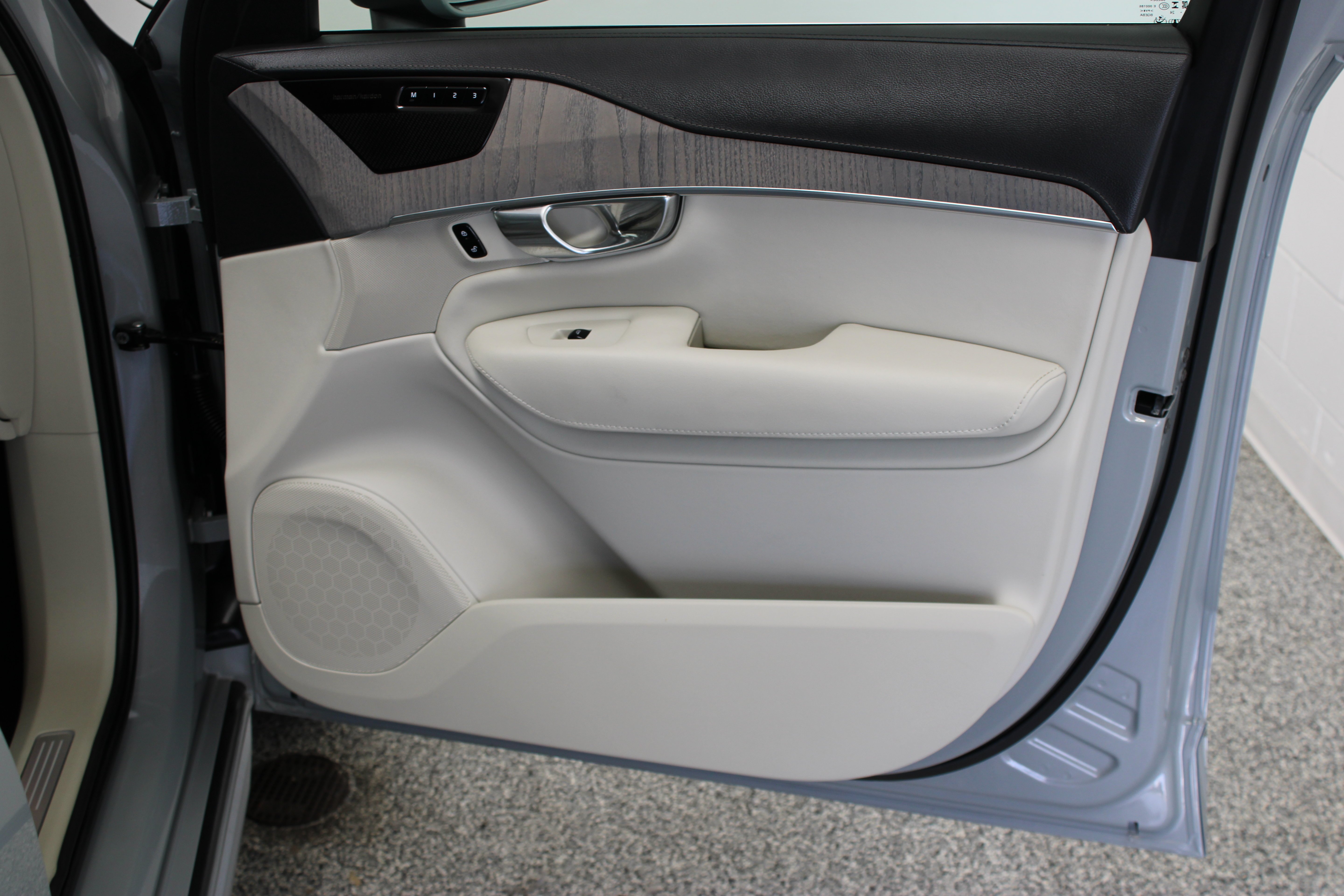 Used 2025 Vapour Grey Metallic Volvo Ultra 2.0T/Electric image 39