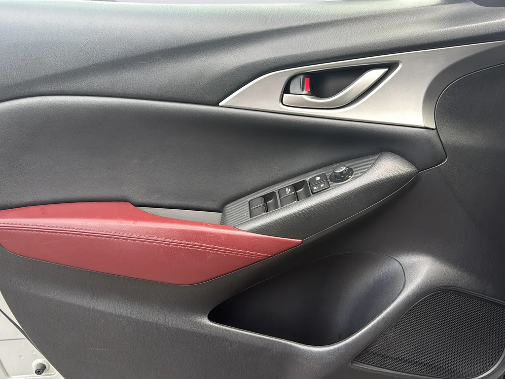 Used 2018 White Mazda Touring image 20