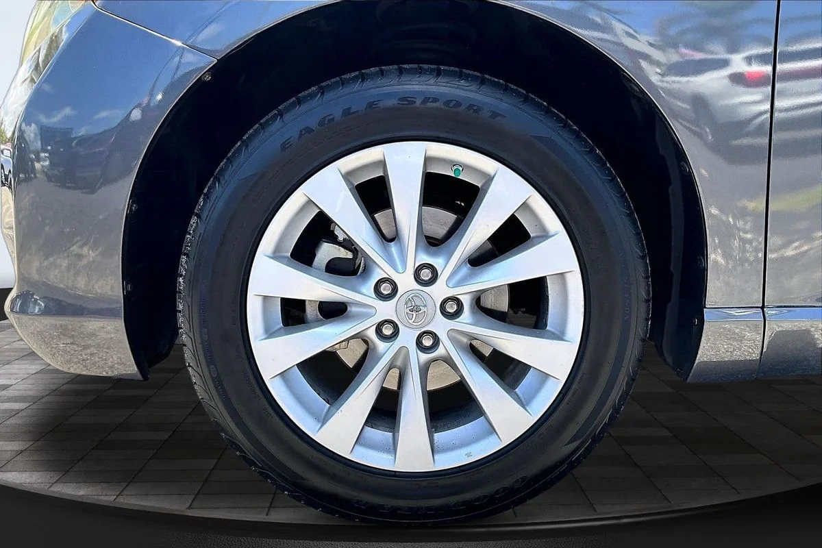 Used 2013 Gray Toyota LE image 35