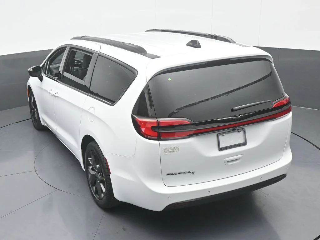 New 2026 Bright White Clear-Coat Exterior Paint Chrysler Select image 48