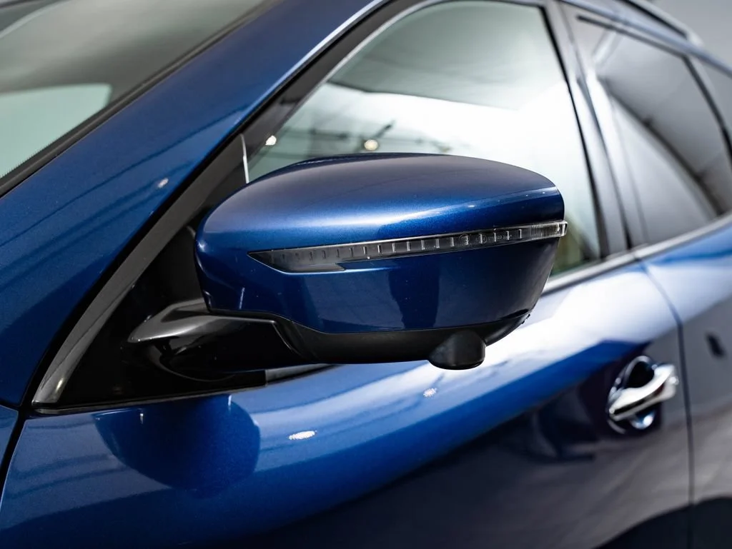 Used 2018 Caspian Blue Nissan SL image 16