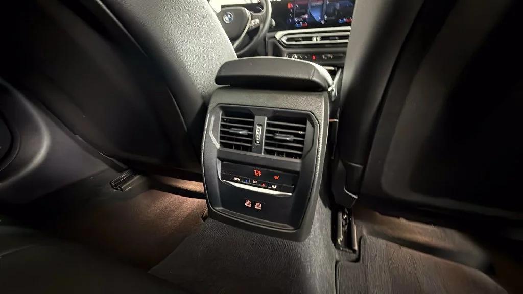 2024 BMW 3 Series 330e - Photo 30