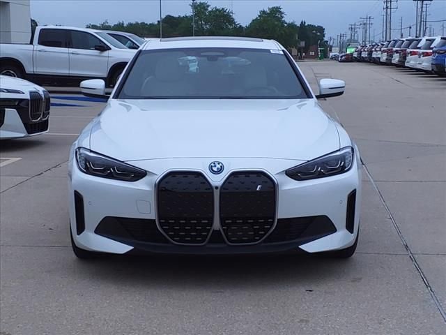 Used 2024 Mineral White Metallic BMW xDrive40 image 16