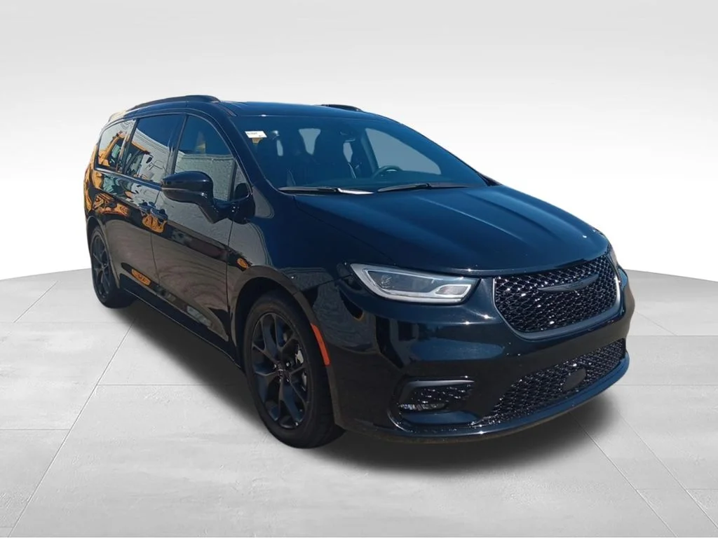 Used 2025 Diamond Black Crystal Pearlcoat Chrysler Limited image 9