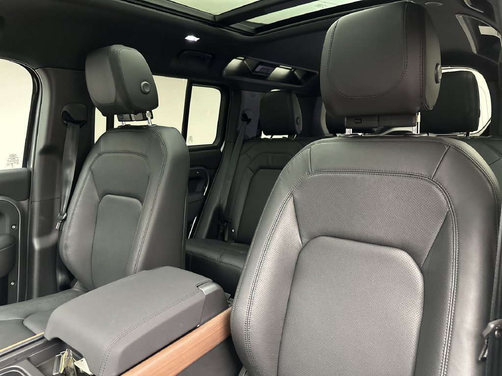 Used 2023 Eiger Gray Metallic Land Rover S image 5