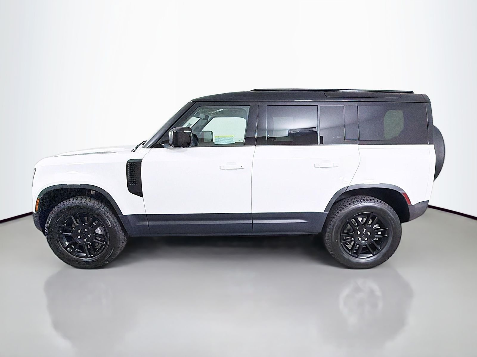 New 2026 Fuji White Land Rover S image 2