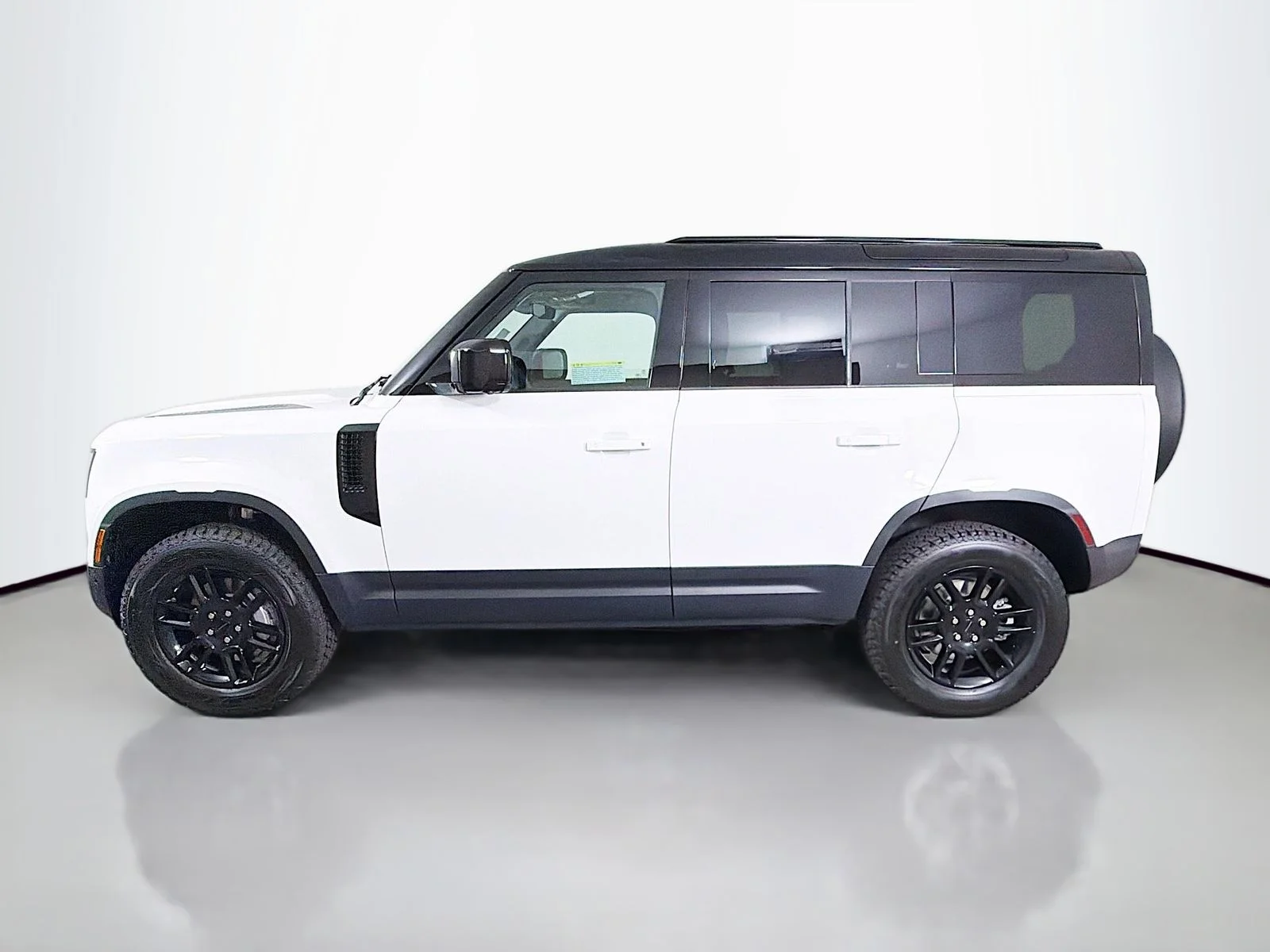 New 2026 Fuji White Land Rover S image 2