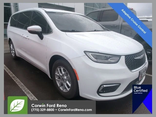 2023 Chrysler Pacifica Touring L's photo