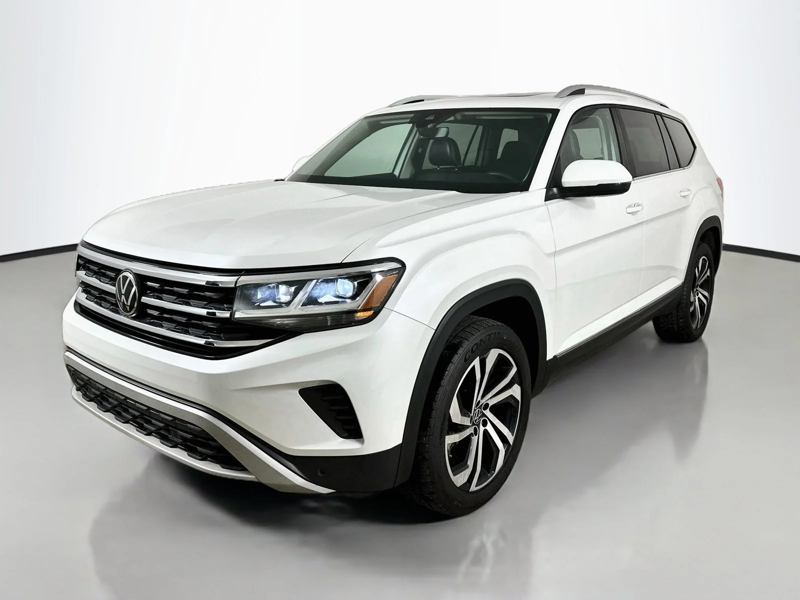 Used 2023 White Volkswagen  image 1