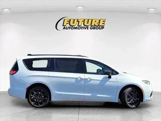 New 2026 Bright White Clear-Coat Exterior Paint Chrysler Limited image 3