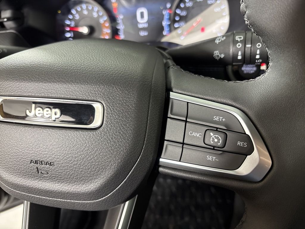 New 2026 Diamond Black Crystal Pearlcoat Jeep Latitude image 21