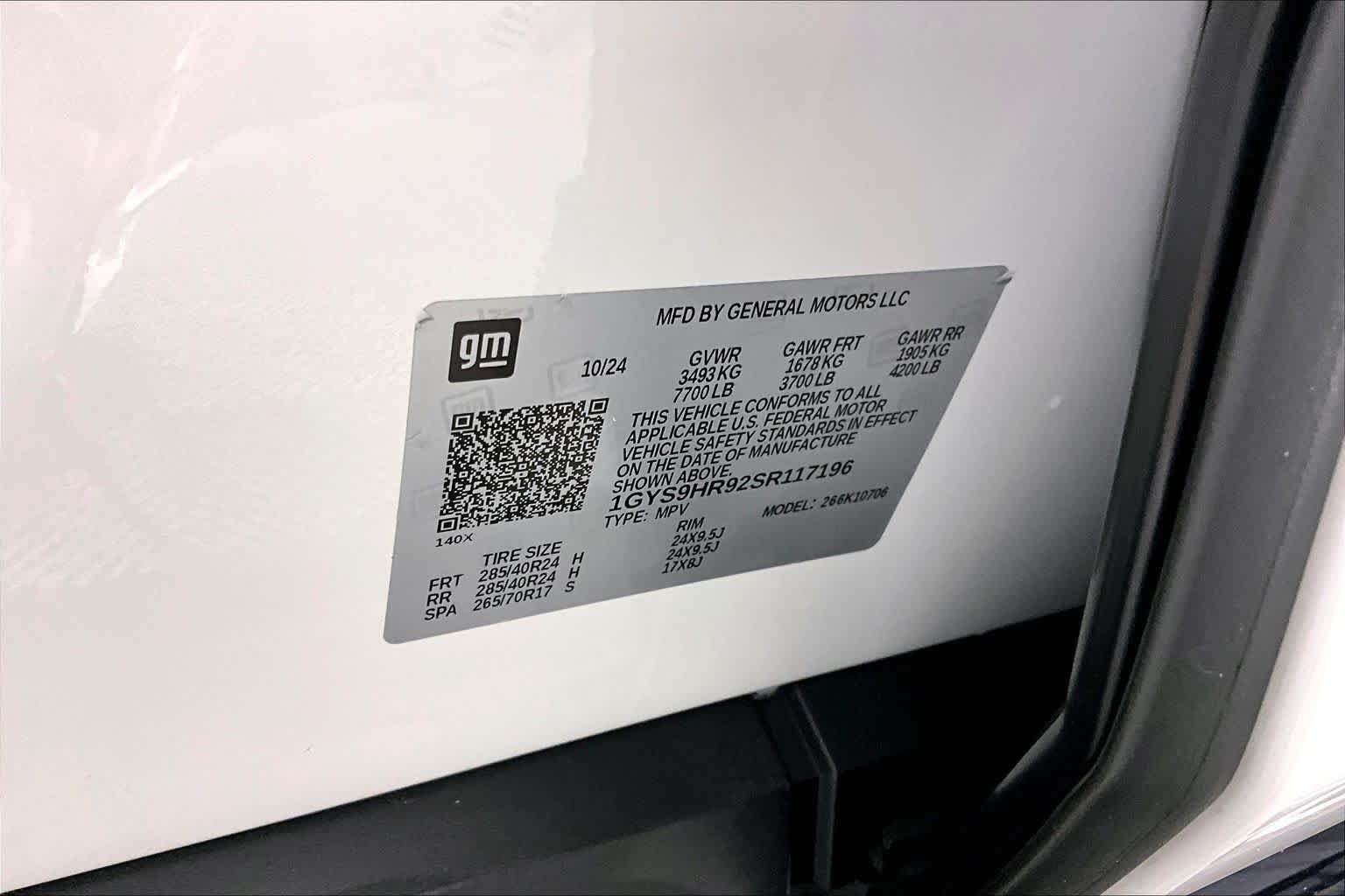 Used 2025 Crystal White Tricoat Cadillac Escalade-V image 33