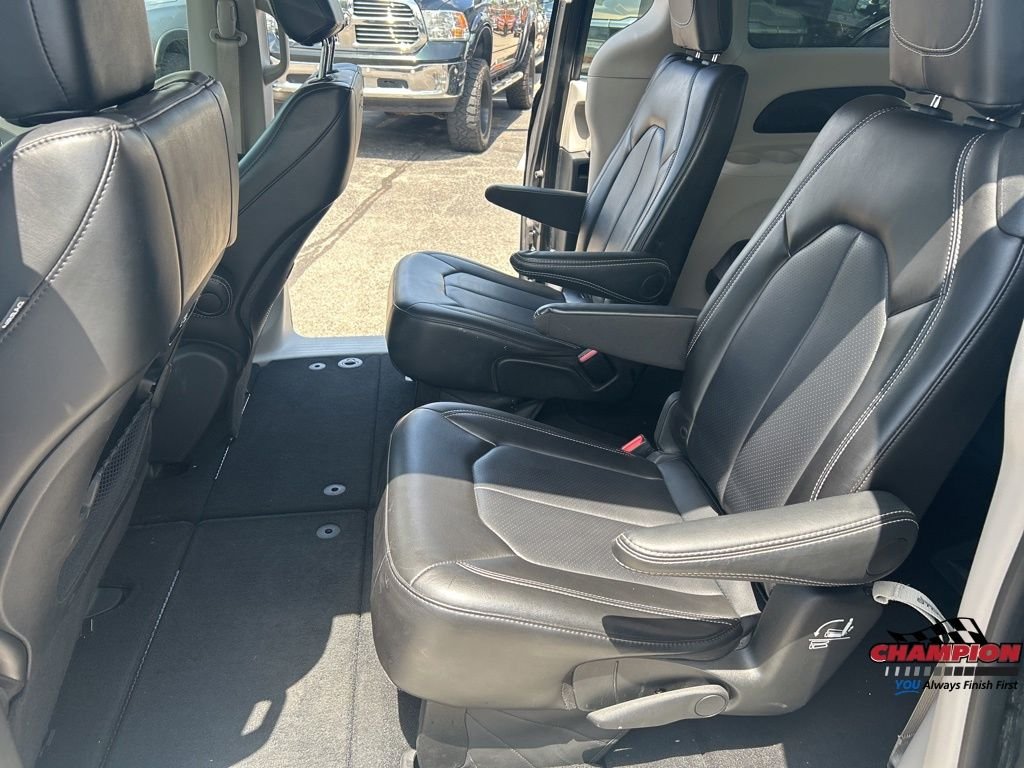 Used 2024 Black Chrysler Touring L image 10