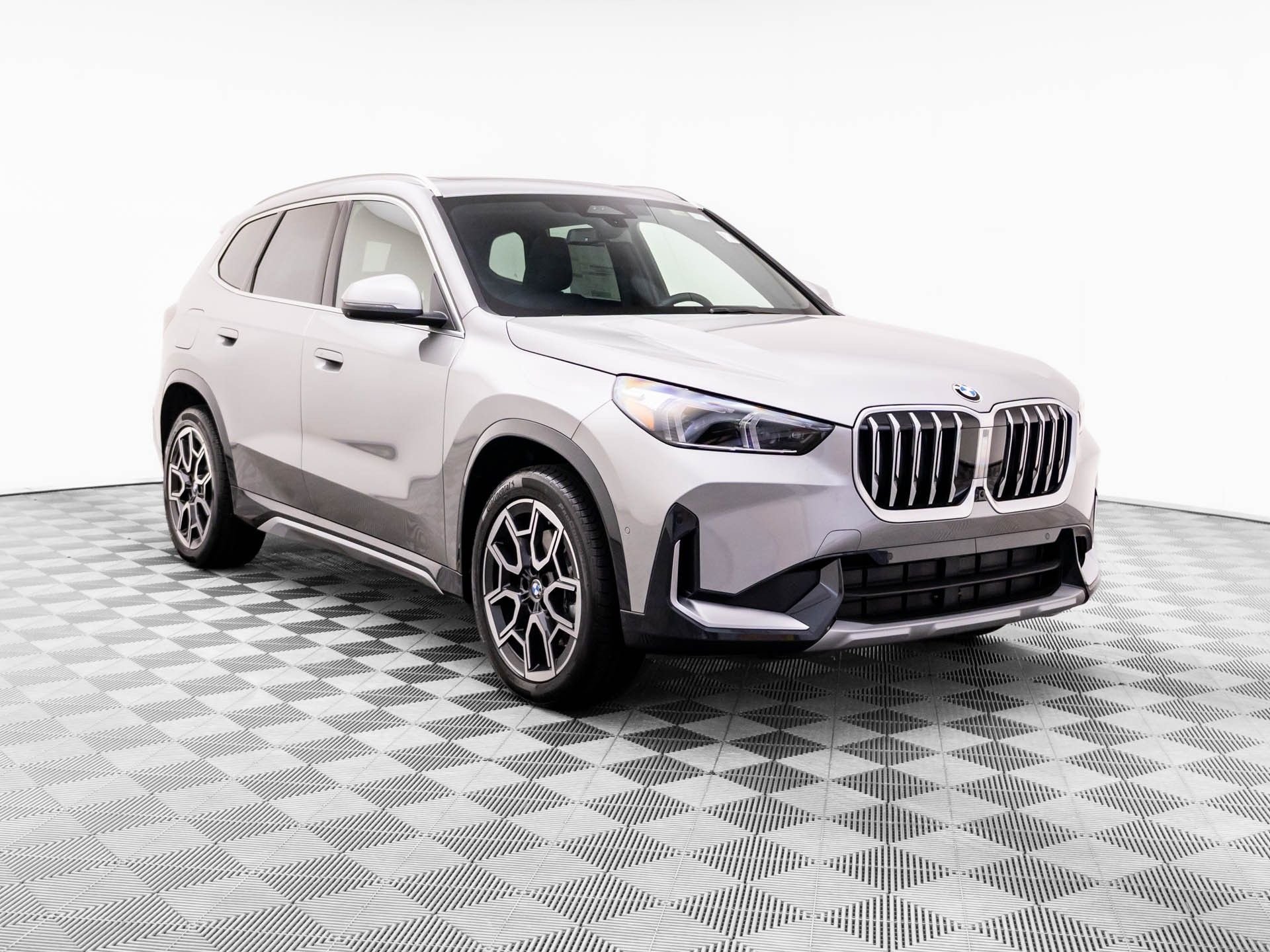 New 2026 Space Silver Metallic BMW xDrive28i image 9