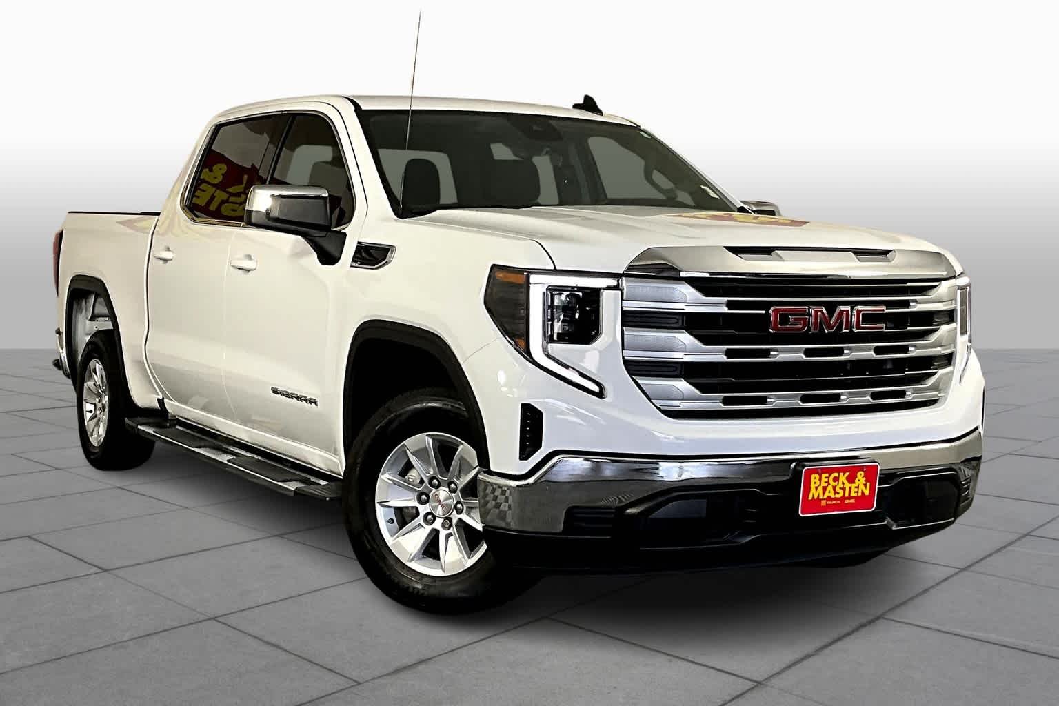 Used 2023 Summit White GMC SLE image 3