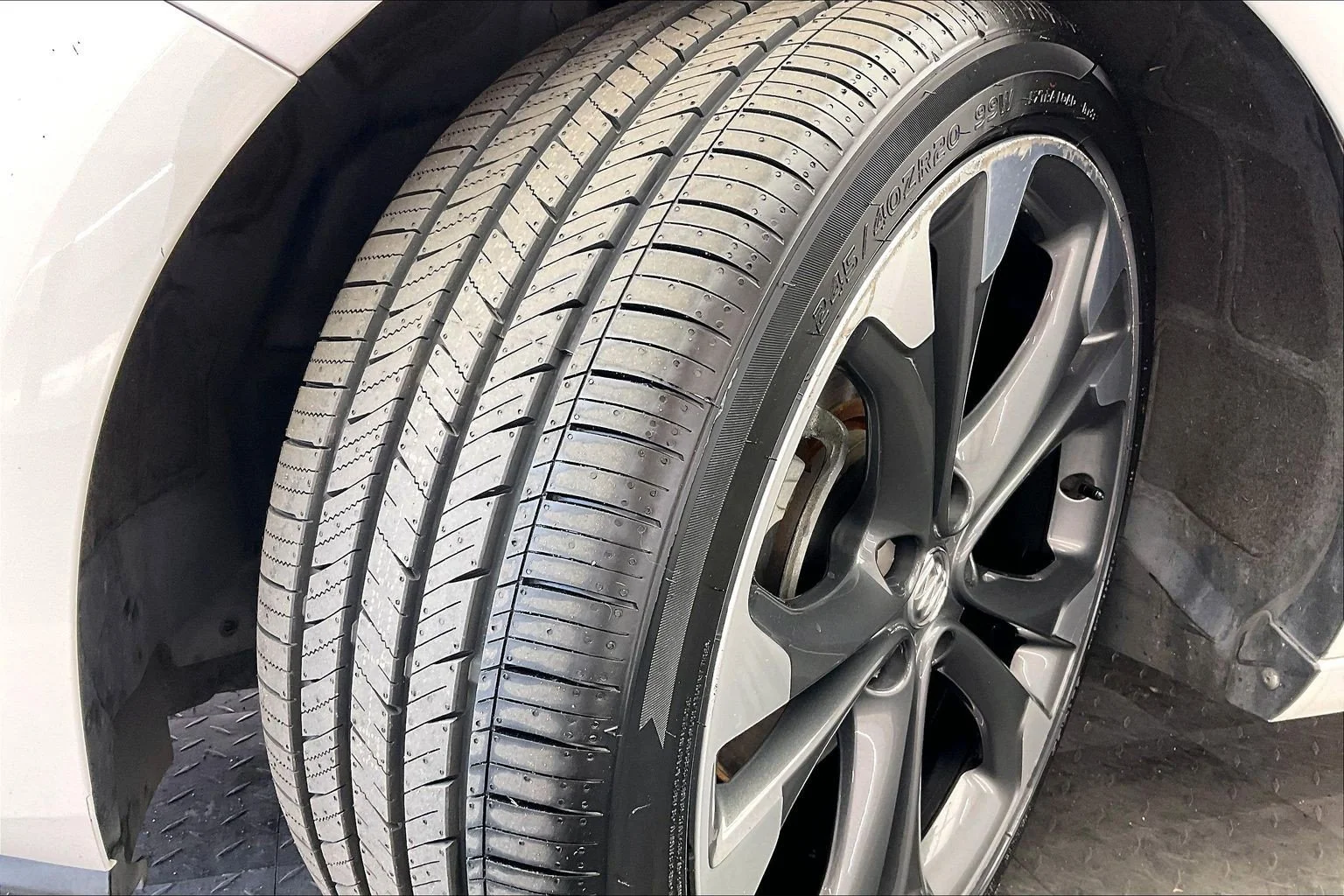 Used 2018 Summit White Buick Premium image 32