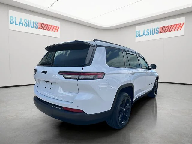 Used 2023 White Jeep Altitude image 3