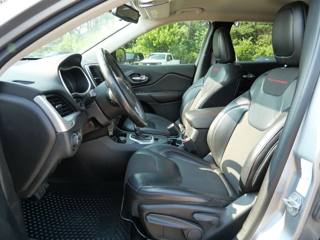 Used 2017 Silver Jeep Trailhawk image 15