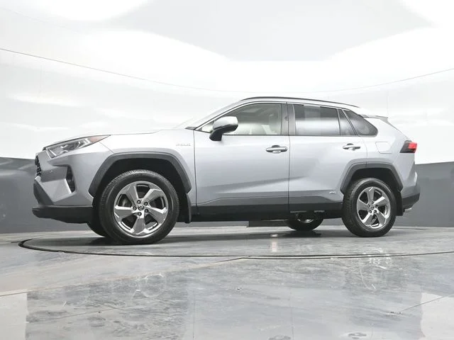 Used 2021 Silver Toyota XLE Premium image 21
