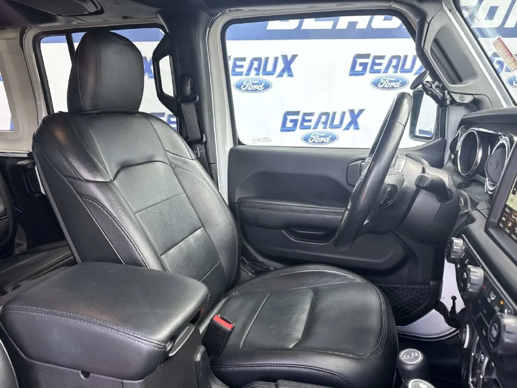 Used 2023 White Jeep Altitude image 25