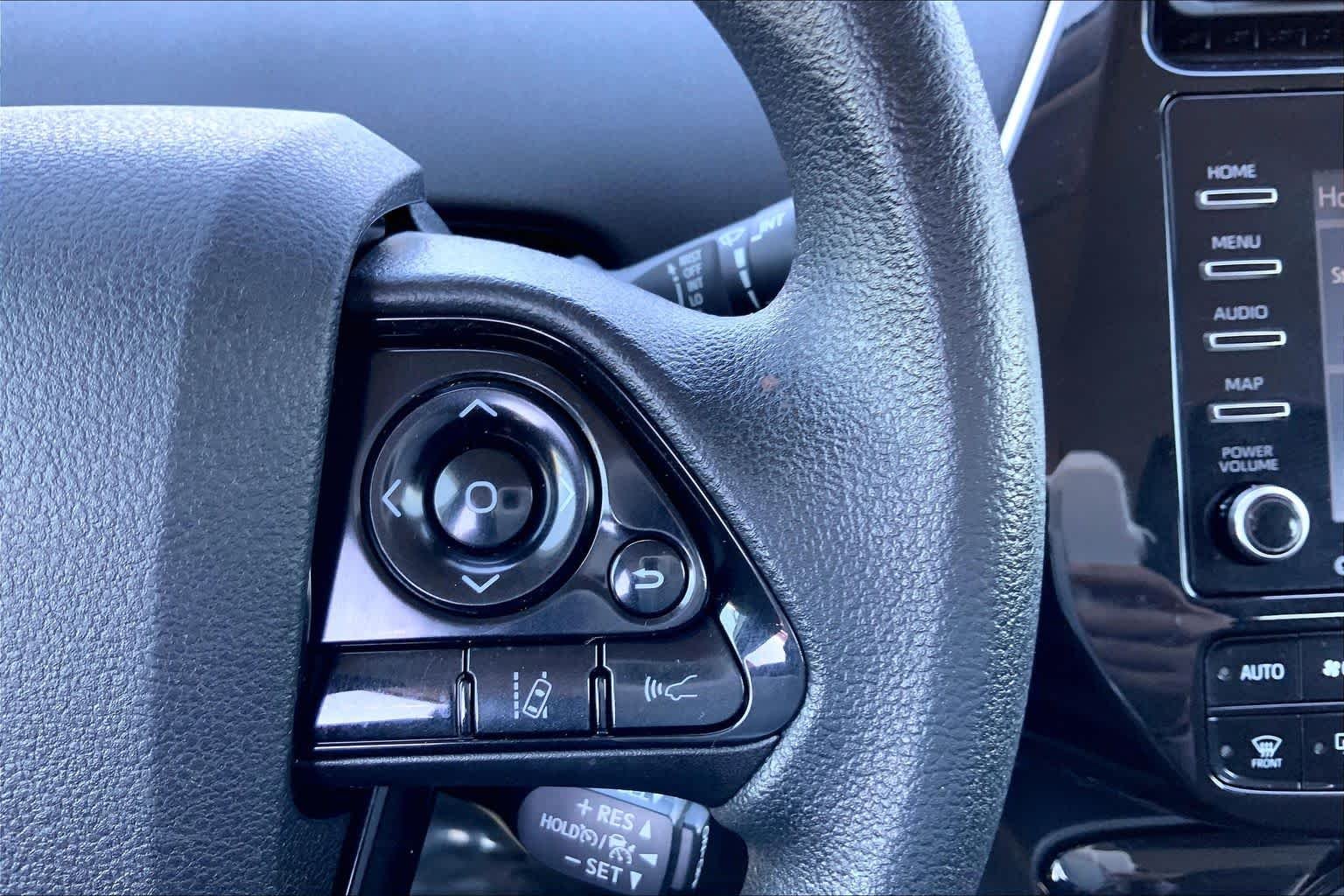 Used 2022 White Toyota LE image 22