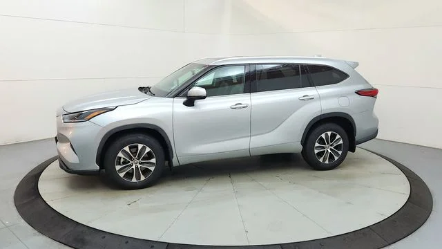 Used 2021 Silver Toyota XLE image 5