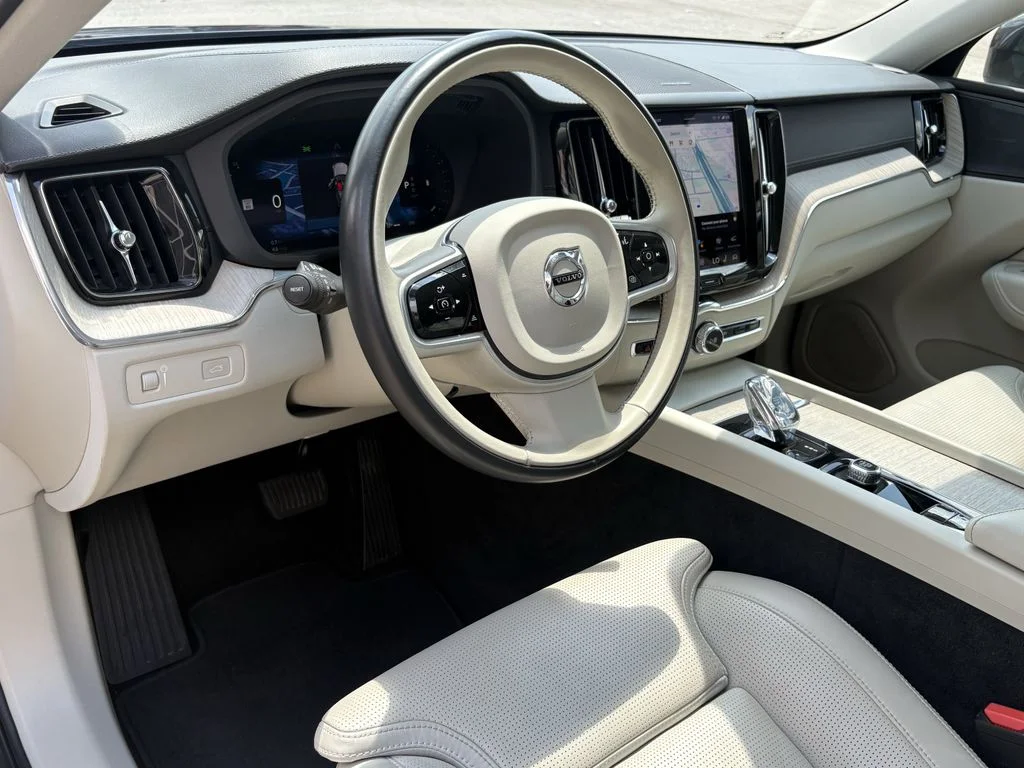Used 2022 Platinum Gray Metallic Volvo B6 Inscription image 14