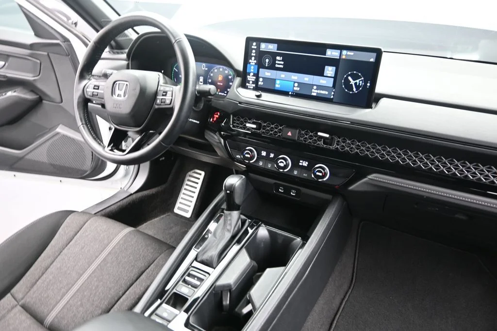 Used 2024 Platinum White Pearl Honda Sport image 28