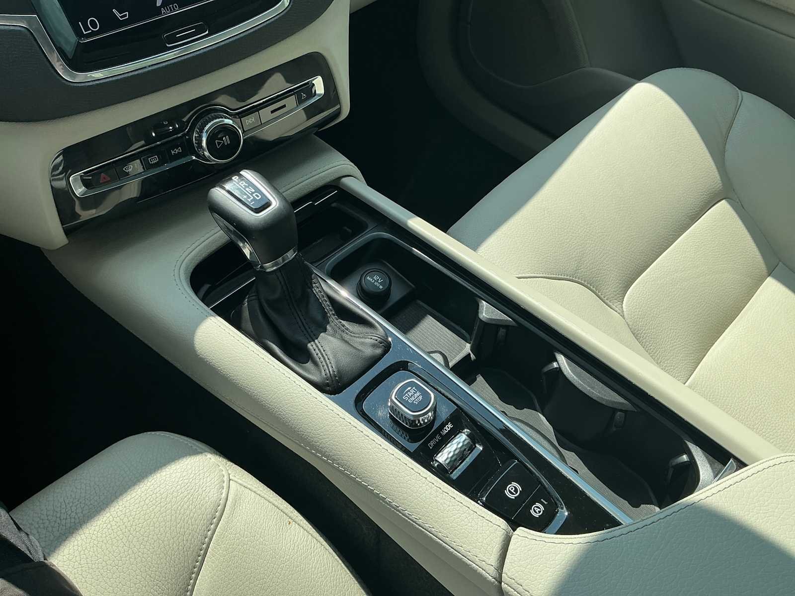 Used 2019 Onyx Black Metallic Volvo Momentum image 17