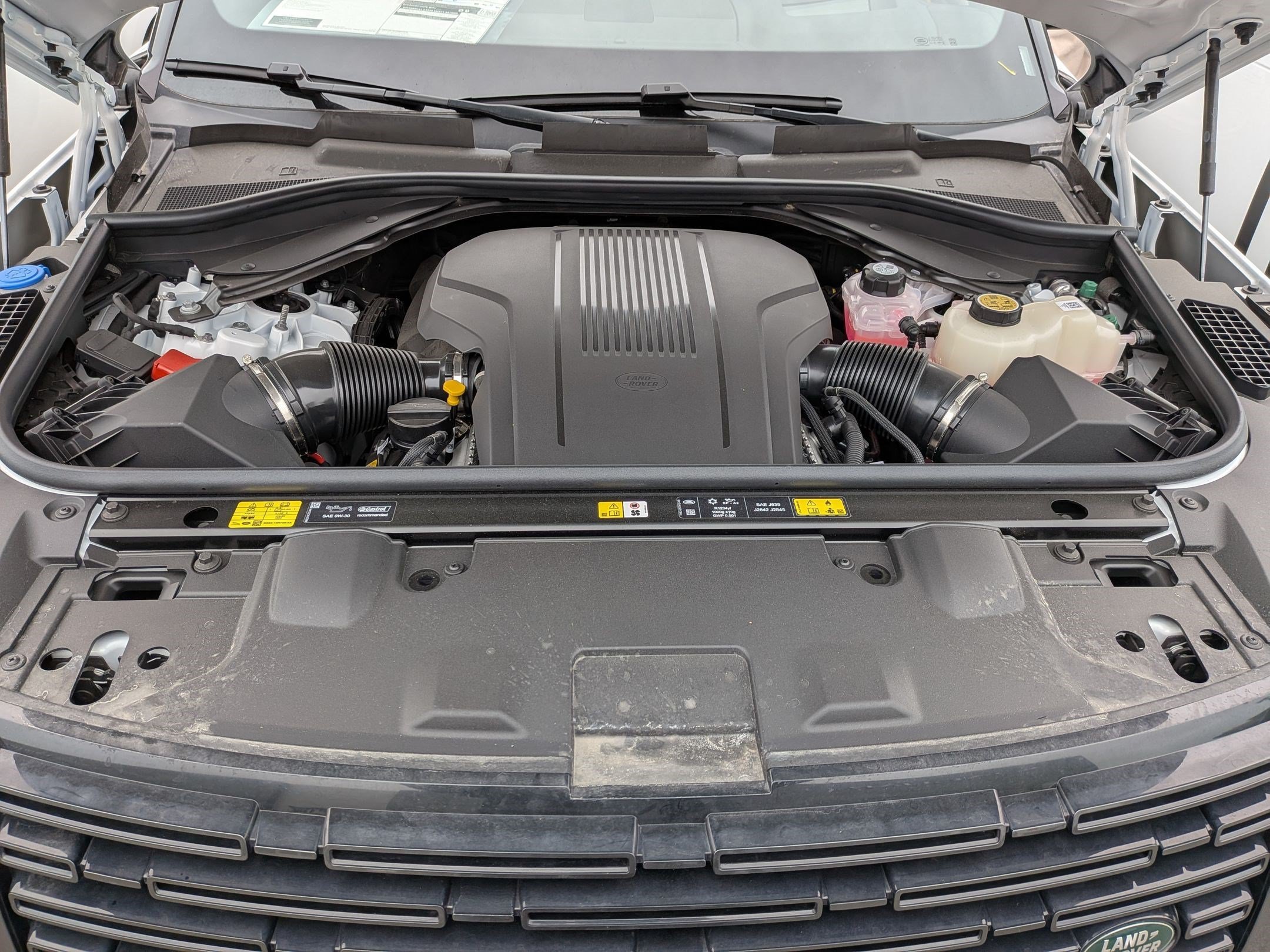 New 2025 Fuji White Land Rover SE image 31
