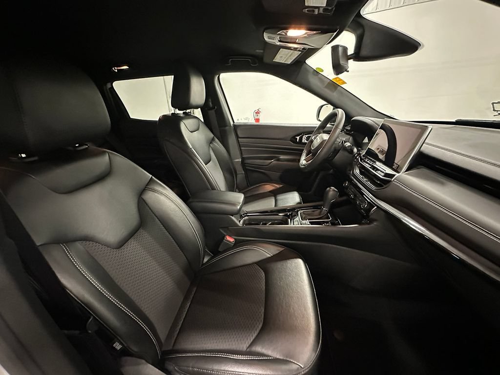 Used 2023  Jeep Altitude image 26
