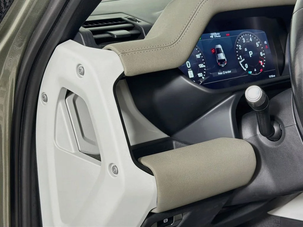 Used 2022 Green Land Rover S image 10
