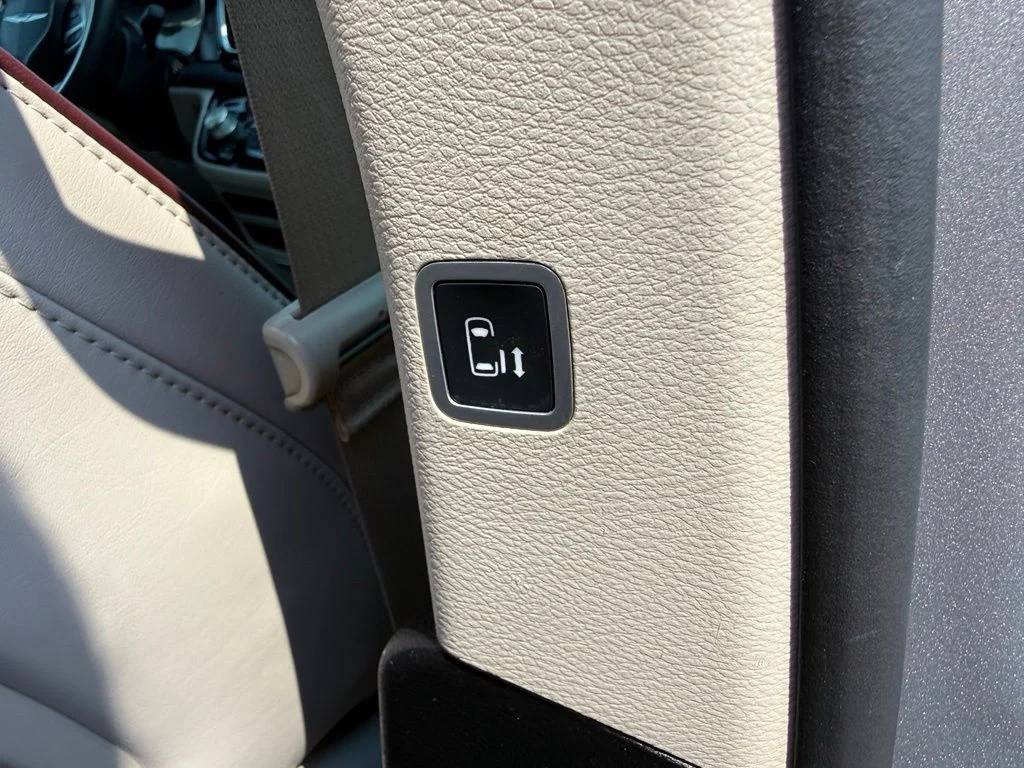 Used 2017 Silver Chrysler Limited image 36