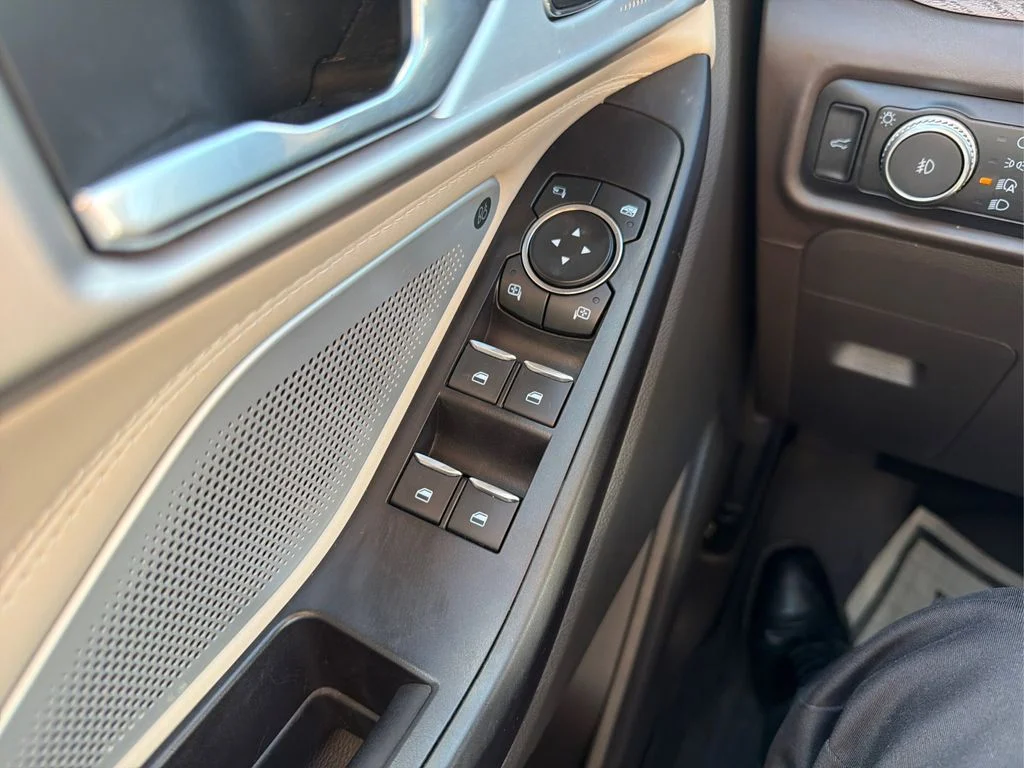 Used 2020 White Metallic Ford Platinum image 33