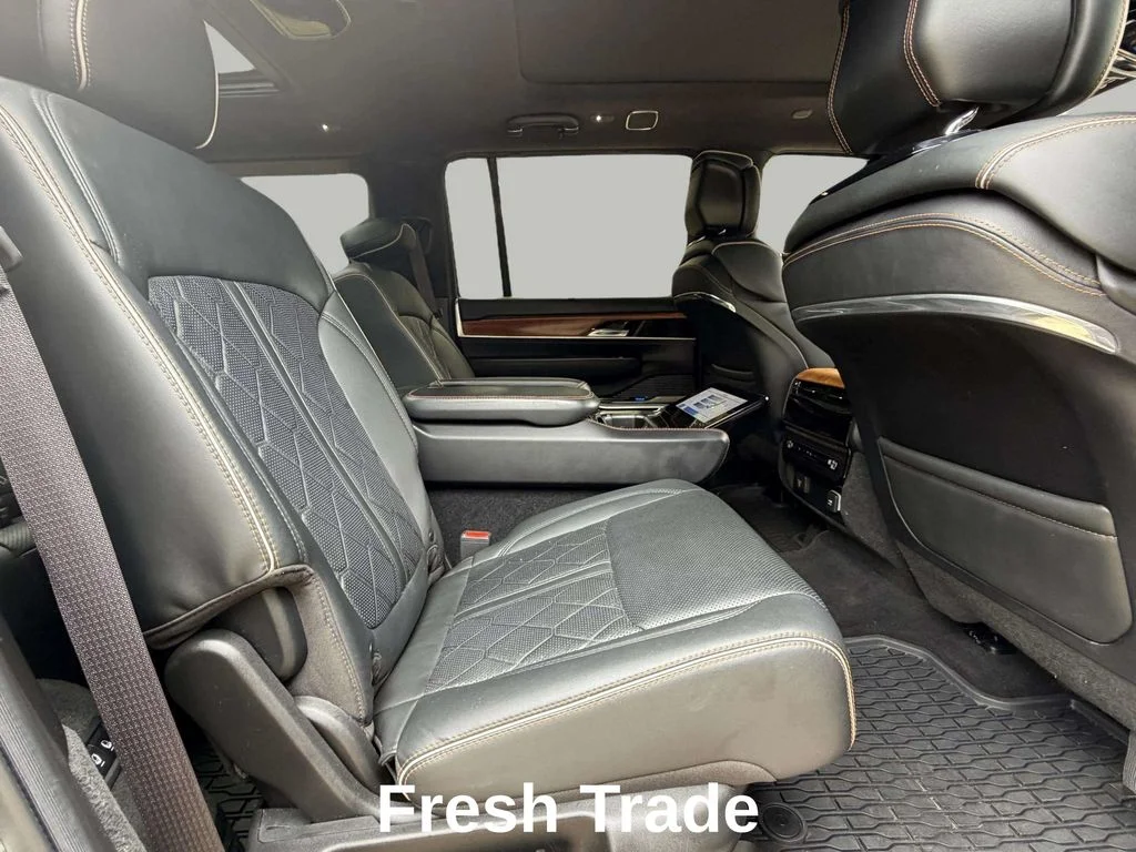 Used 2022 Diamond Black Crystal Pearlcoat Jeep Series III image 10