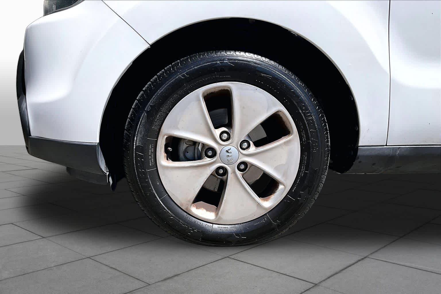 Used 2016 Clear White Kia Base image 11