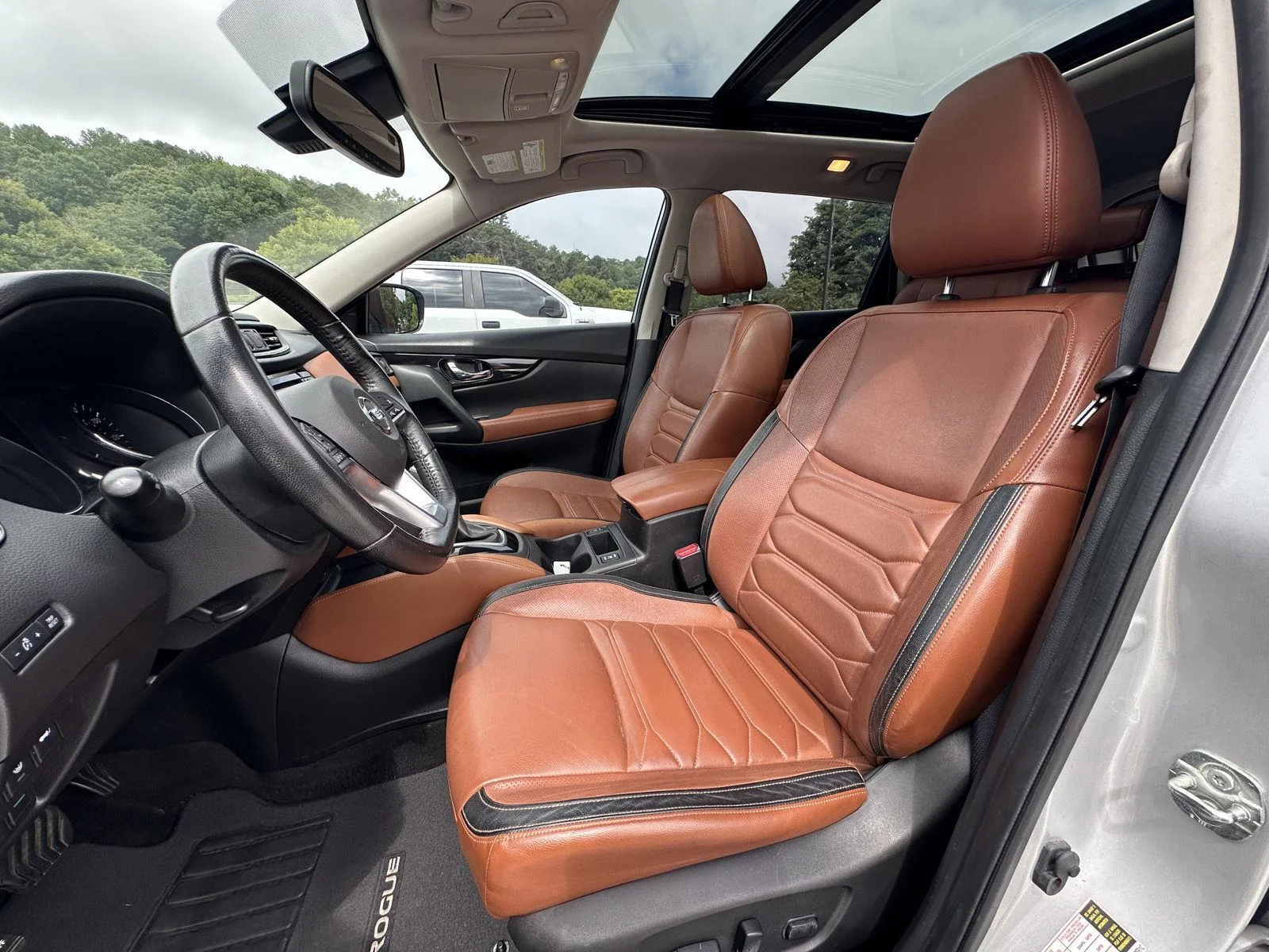 Used 2017 Brilliant Silver Nissan SL image 9