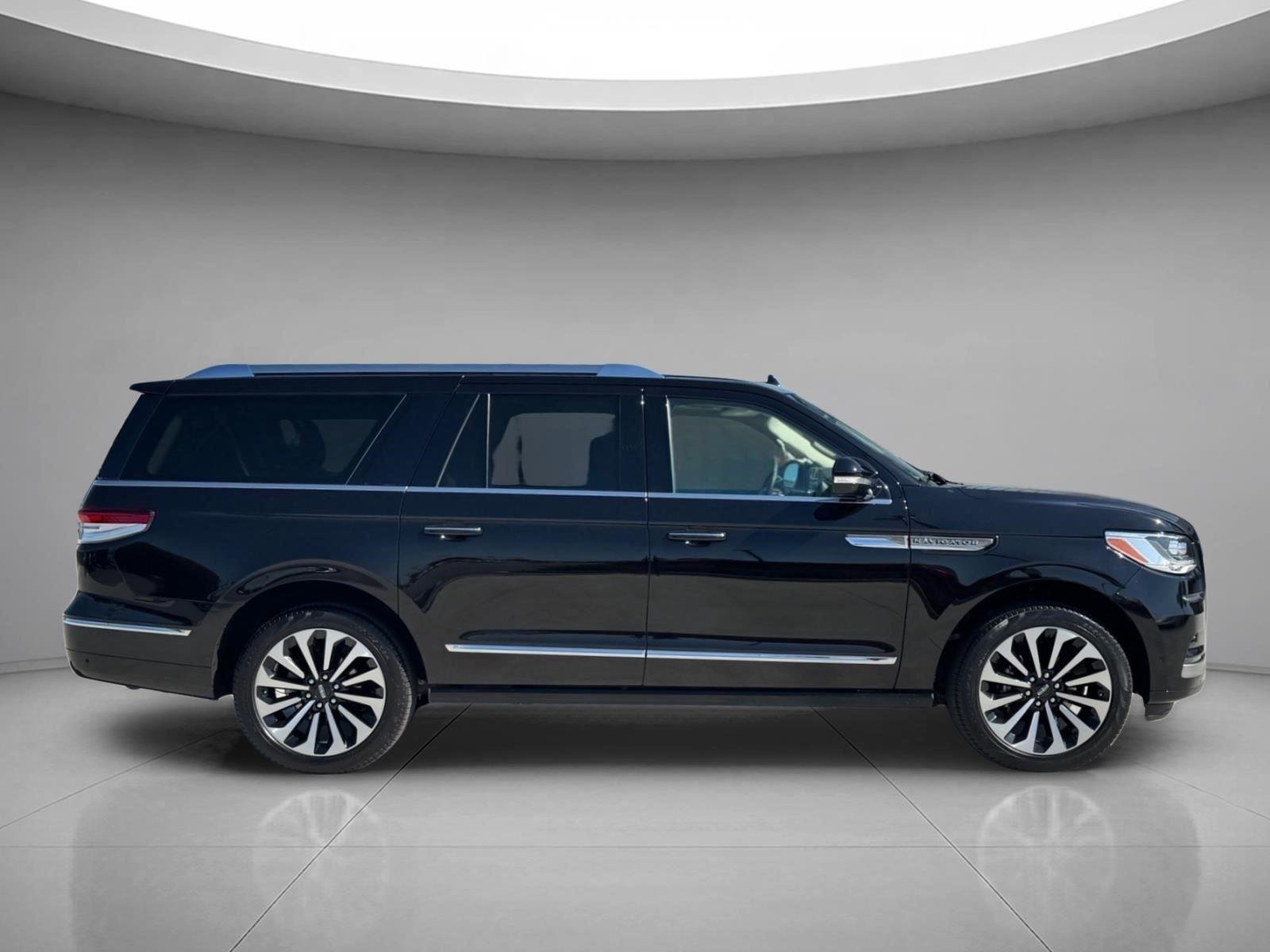 Used 2023 Infinite Black Metallic Clearcoat Lincoln Reserve image 11