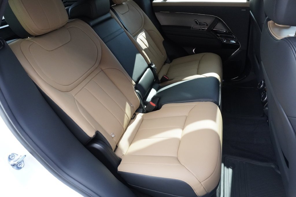 New 2026 Fuji White LAND ROVER Dynamic SE image 27