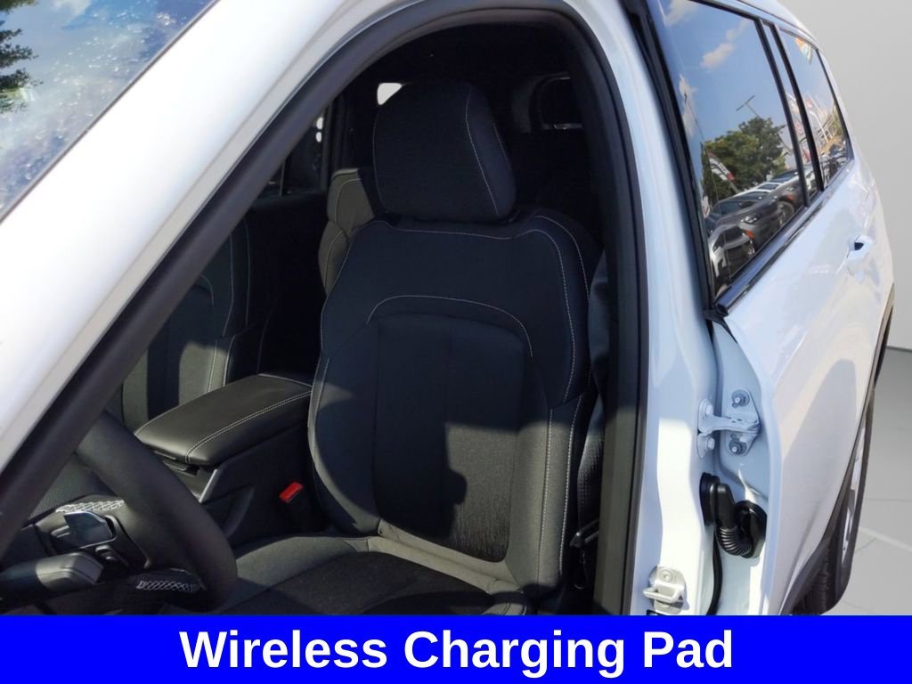 New 2025 Bright White Clear-Coat Exterior Paint Jeep Laredo image 19