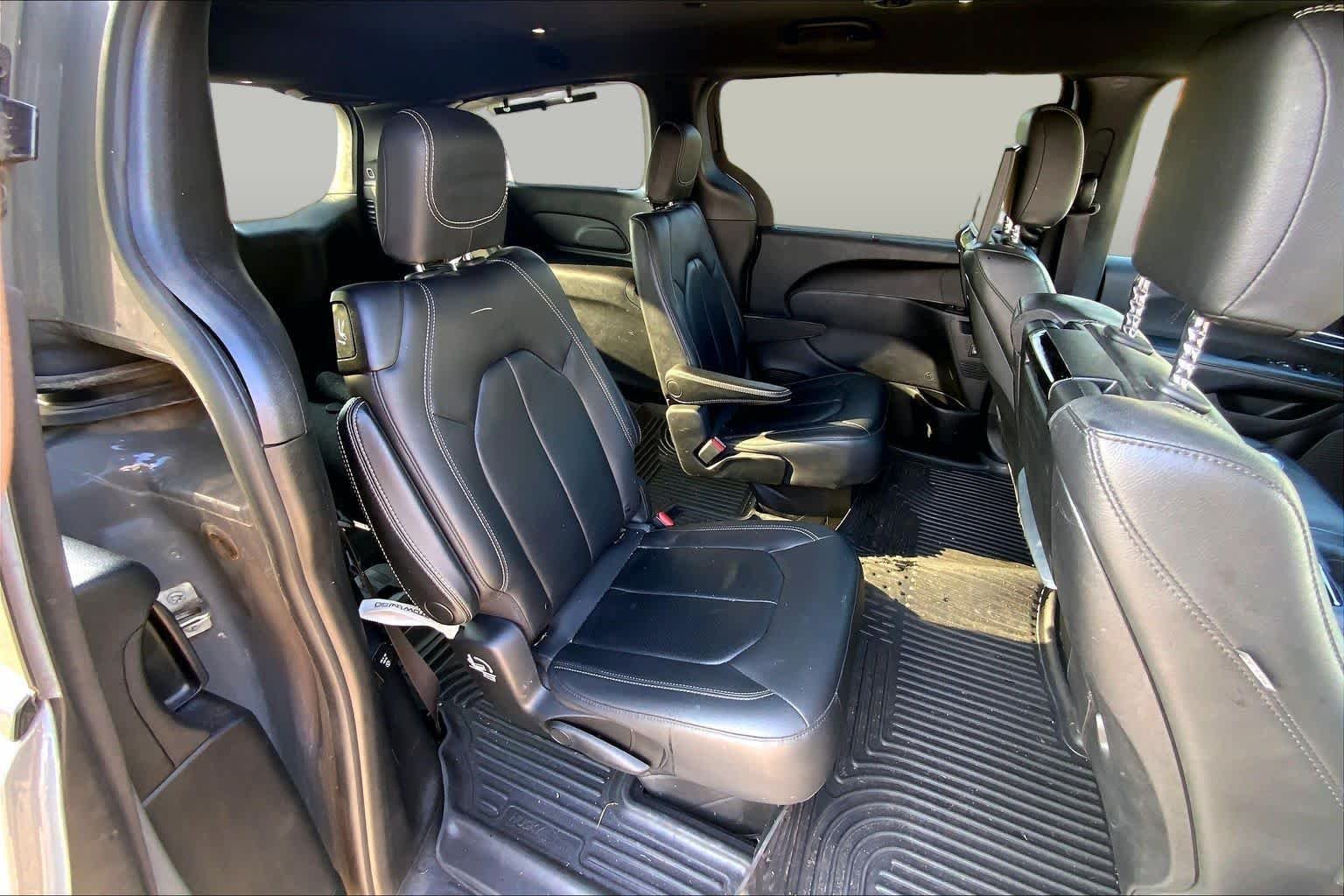 Used 2021 Ceramic Gray Clearcoat Chrysler Touring L image 17
