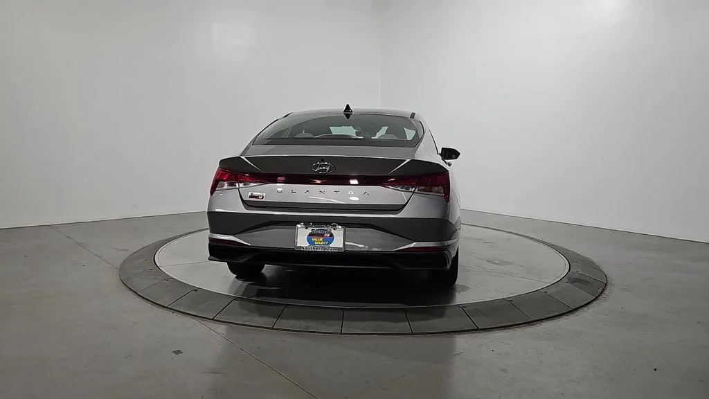 Used 2023 Silver Hyundai SEL image 4