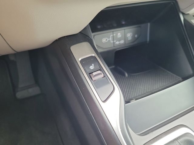 Used 2025 White Kia S image 26